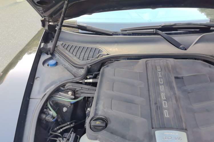 Used Porsche Panamera 2014 Panamera 3.0T Engine Bay Right