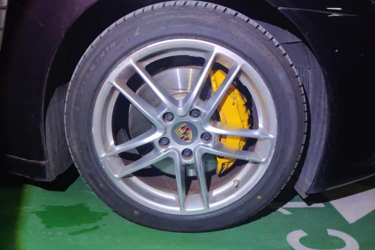 Used Porsche Panamera 2014 Panamera 4 Executive 3.0T Right Front Wheel Hub