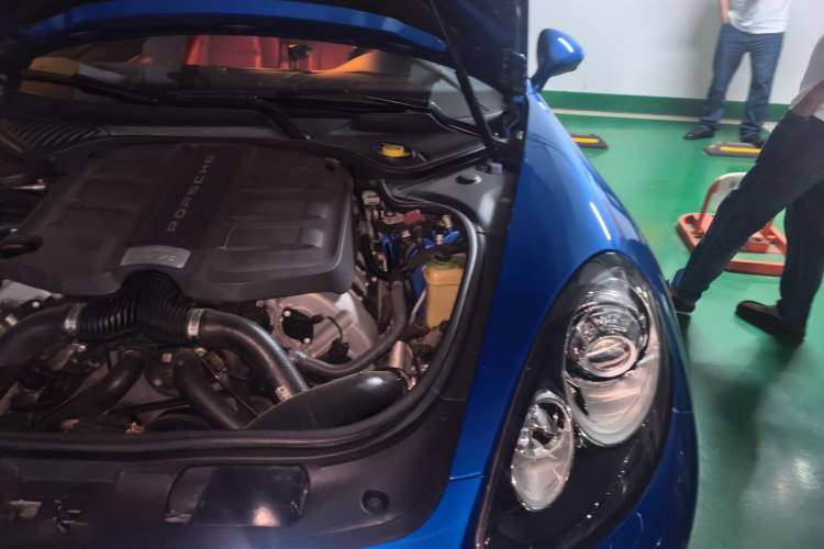 Used Porsche Panamera 2014 Panamera 3.0T Engine Bay Left