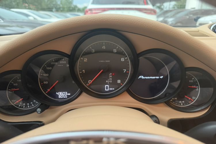 Used Porsche Panamera 2014 Panamera 4 3.0T Odometer Close Up