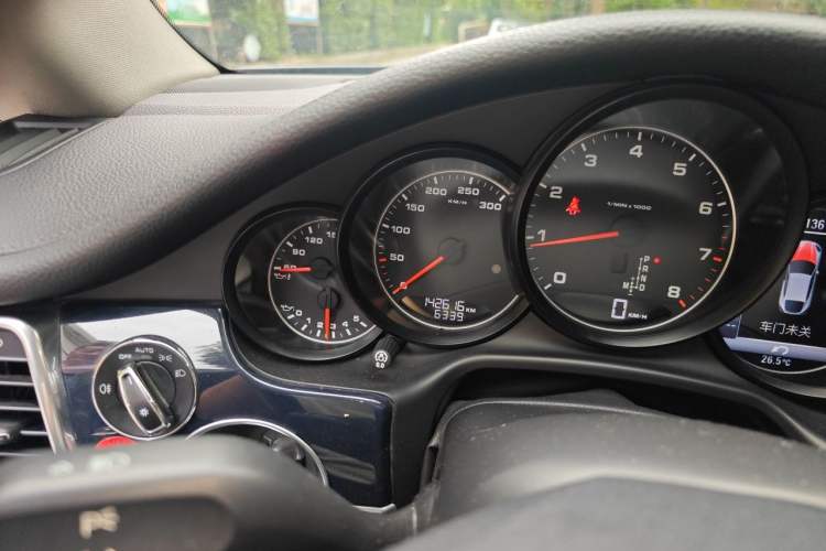 Used Porsche Panamera 2014 Panamera 3.0T Odometer Close Up