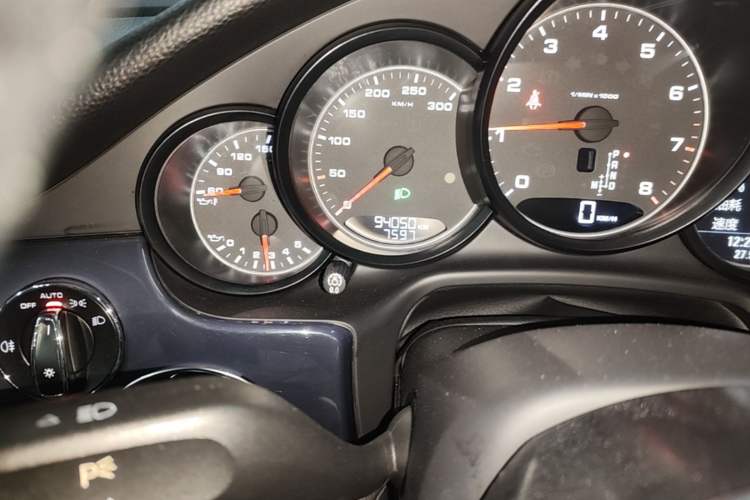 Used Porsche Panamera 2014 Panamera 4 3.0T Odometer Close Up