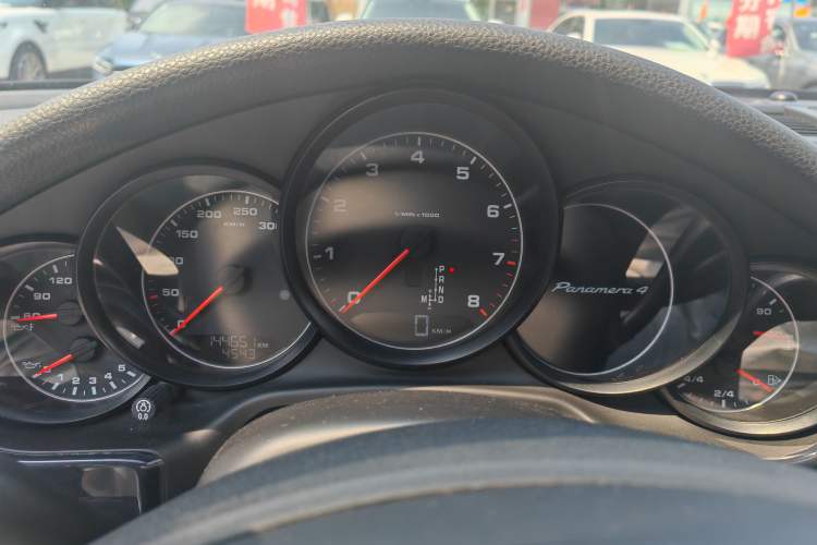Used Porsche Panamera 2014 Panamera 4 3.0T Odometer Close Up