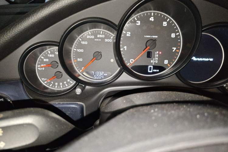 Used Porsche Panamera 2014 Panamera 3.0T Odometer Close Up