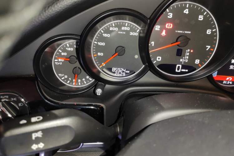 Used Porsche Panamera 2014 Panamera 4 3.0T Odometer Close Up