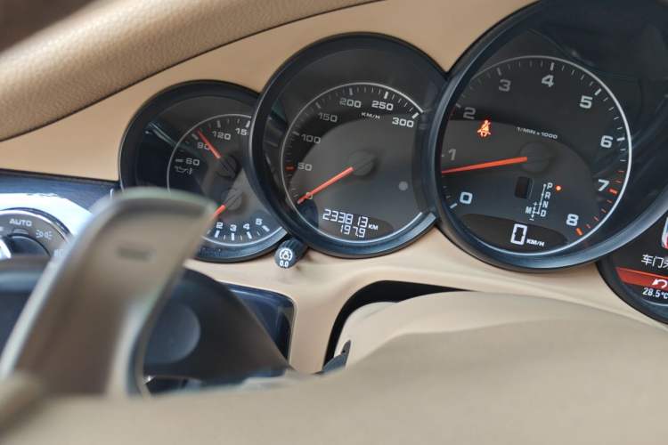 Used Porsche Panamera 2014 Panamera 4 3.0T Odometer Close Up