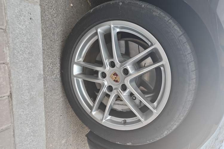 Used Porsche Panamera 2014 Panamera 4S Executive 3.0T Right Front Wheel Hub