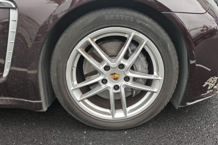 Used Porsche Panamera 2014 Panamera 4 Executive 3.0T Right Front Wheel Hub