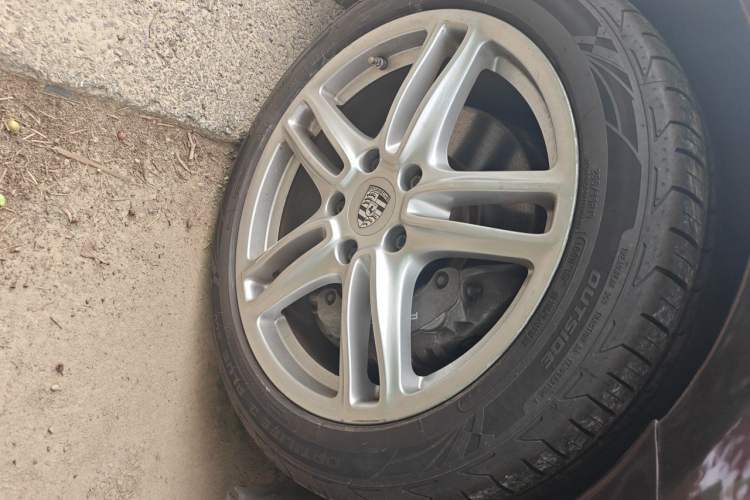 Used Porsche Panamera 2014 Panamera 3.0T Right Front Wheel Hub