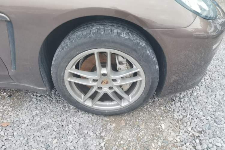 Used Porsche Panamera  Right Front Wheel Hub