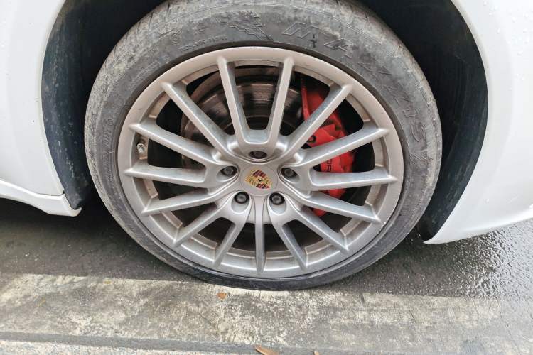 Used Porsche Panamera 2014 Panamera 3.0T Right Front Wheel Hub