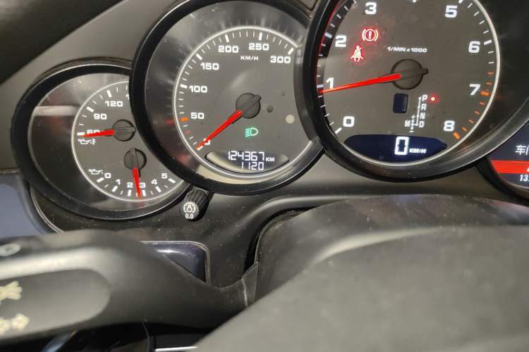 Used Porsche Panamera 2014 Panamera 4 3.0T Odometer Close Up
