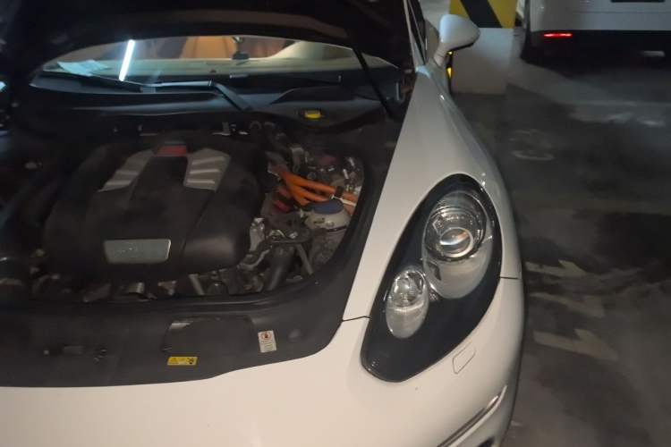 Used Porsche Panamera 2014 Panamera S E-Hybrid 3.0T Engine Bay Left