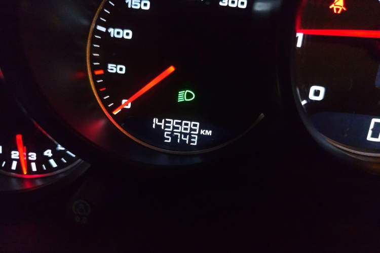 Used Porsche Panamera 2014 Panamera 4 3.0T Odometer Close Up