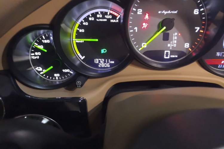Used Porsche Panamera 2014 Panamera S E-Hybrid 3.0T Odometer Close Up