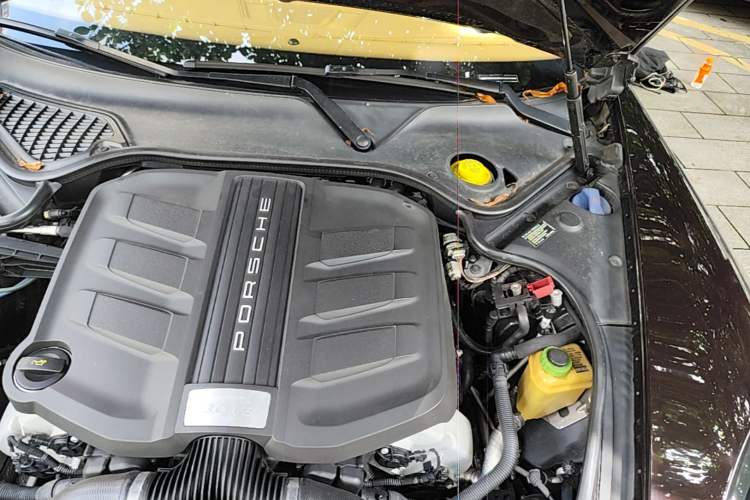 Used Porsche Panamera 2014 Panamera 3.0T Engine Bay Left