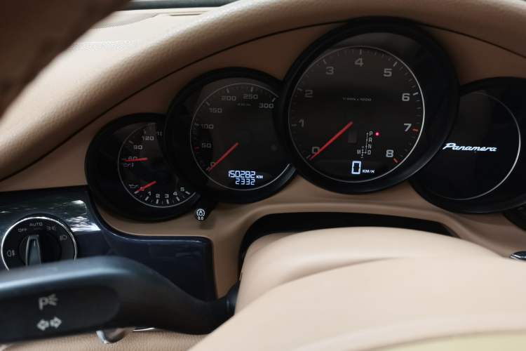 Used Porsche Panamera 2014 Panamera 3.0T Odometer Close Up