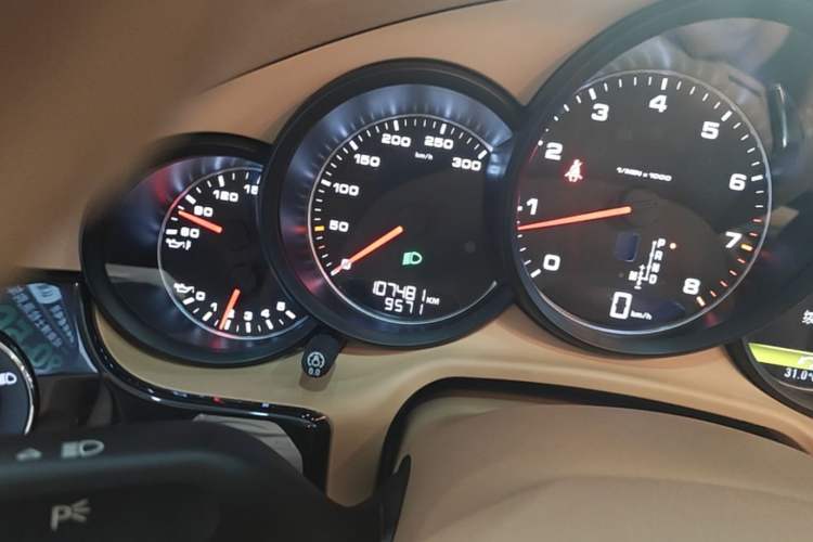 Used Porsche Panamera 2014 Panamera 4 3.0T Odometer Close Up