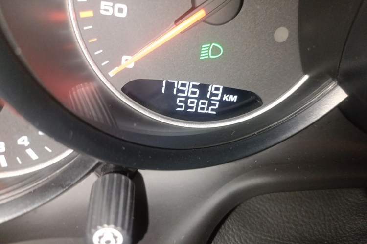 Used Porsche Panamera 2014 Panamera 4 3.0T Odometer Close Up