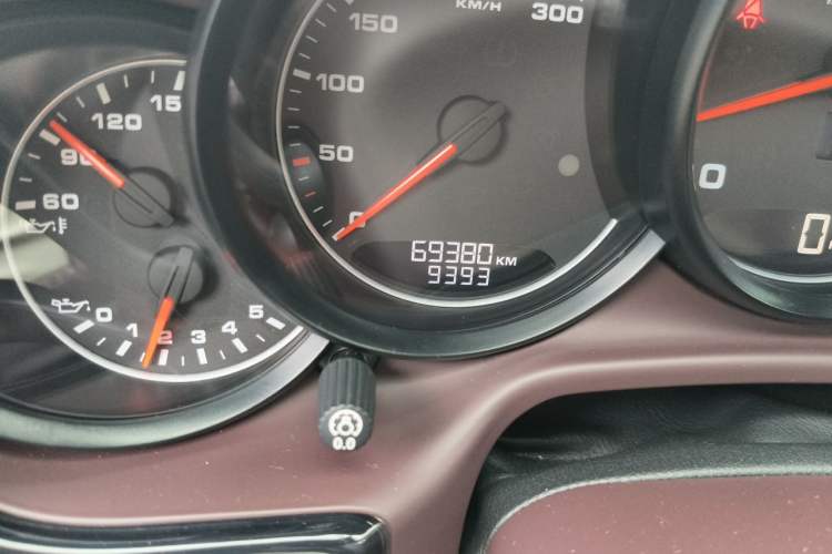 Used Porsche Panamera 2014 Panamera 4 3.0T Odometer Close Up
