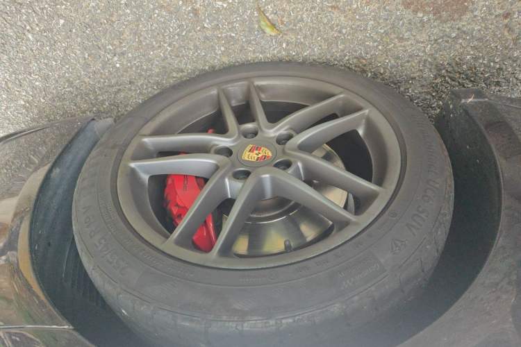 Used Porsche Panamera 2014 Panamera 4 Executive 3.0T Right Front Wheel Hub