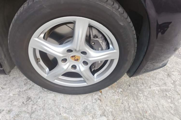 Used Porsche Panamera 2014 Panamera 3.0T Right Front Wheel Hub