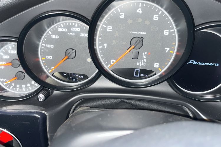Used Porsche Panamera 2014 Panamera 3.0T Odometer Close Up