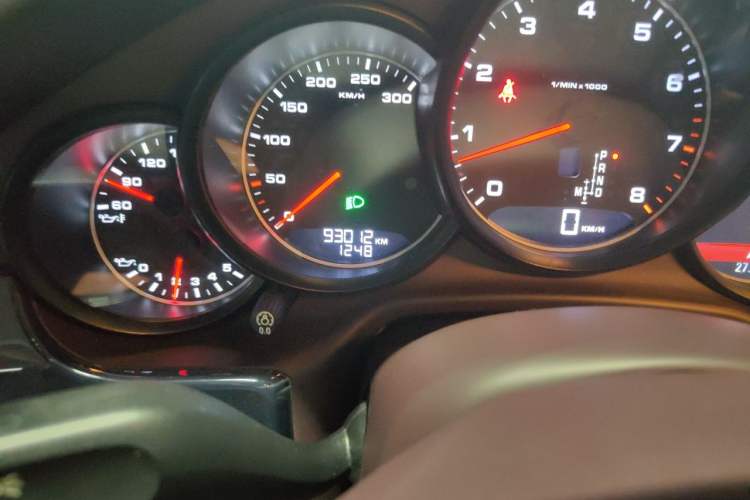 Used Porsche Panamera 2014 Panamera 4 3.0T Odometer Close Up