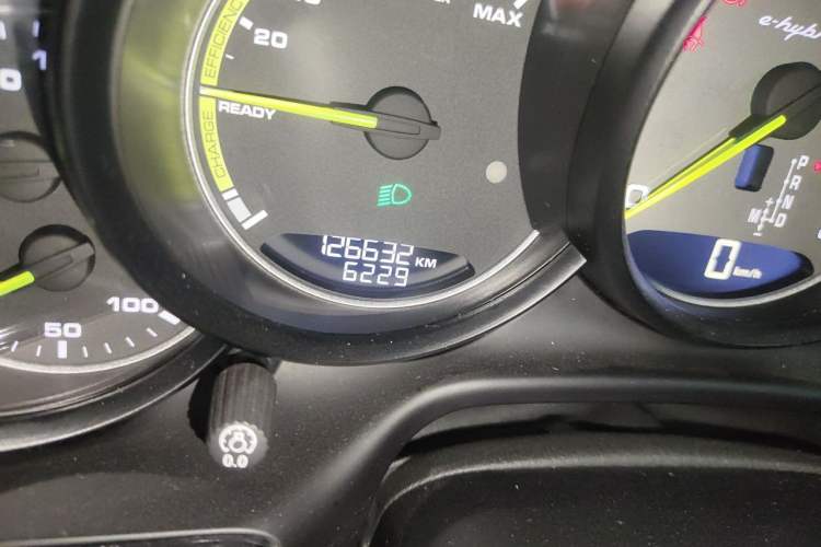 Used Porsche Panamera 2014 Panamera S E-Hybrid 3.0T Odometer Close Up