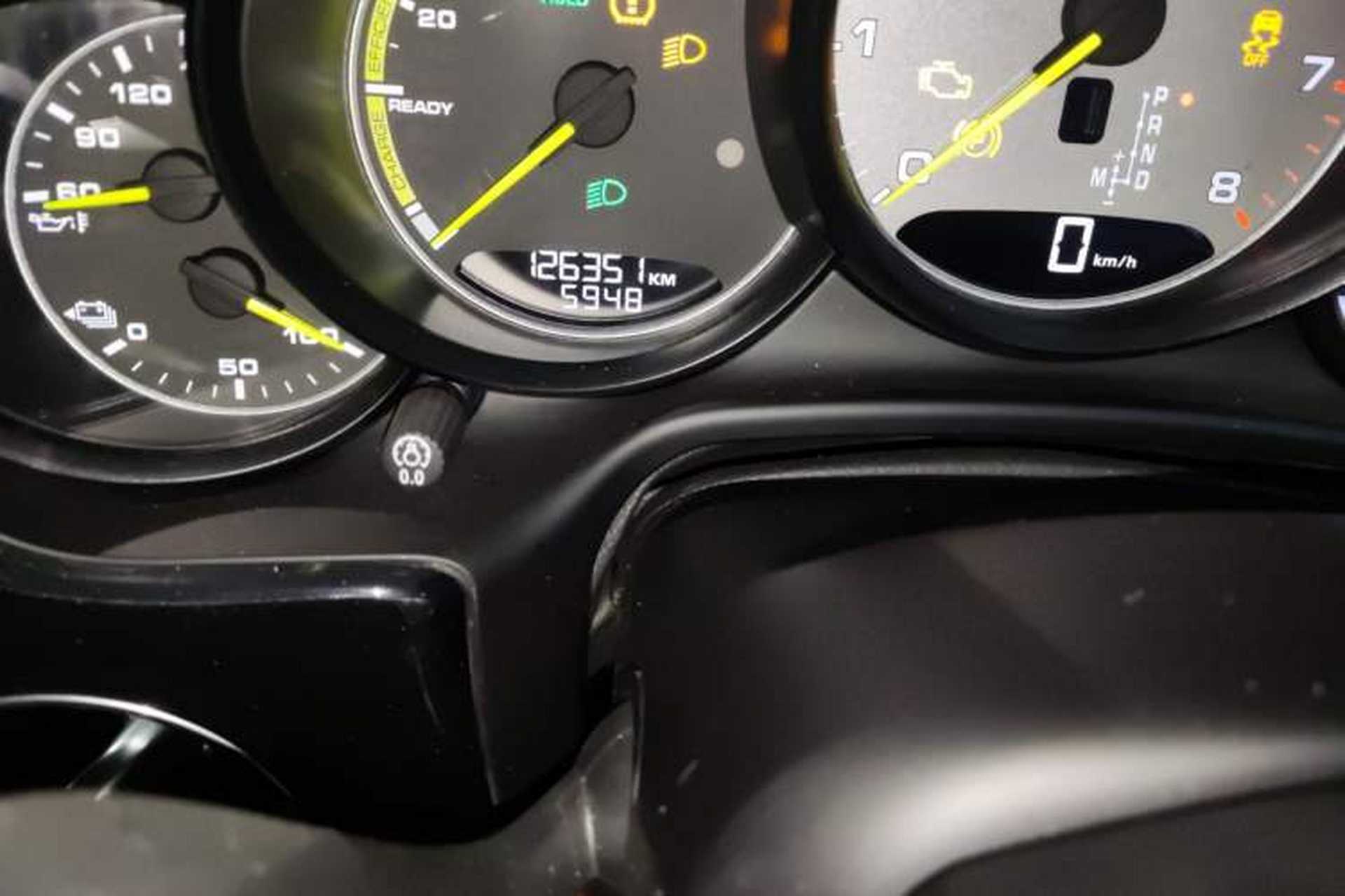 Used Porsche Panamera 2014 Panamera S E-Hybrid 3.0T Odometer Close Up