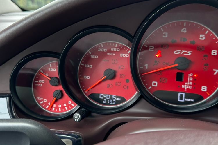 Used Porsche Panamera 2014 Panamera 3.0T Odometer Close Up