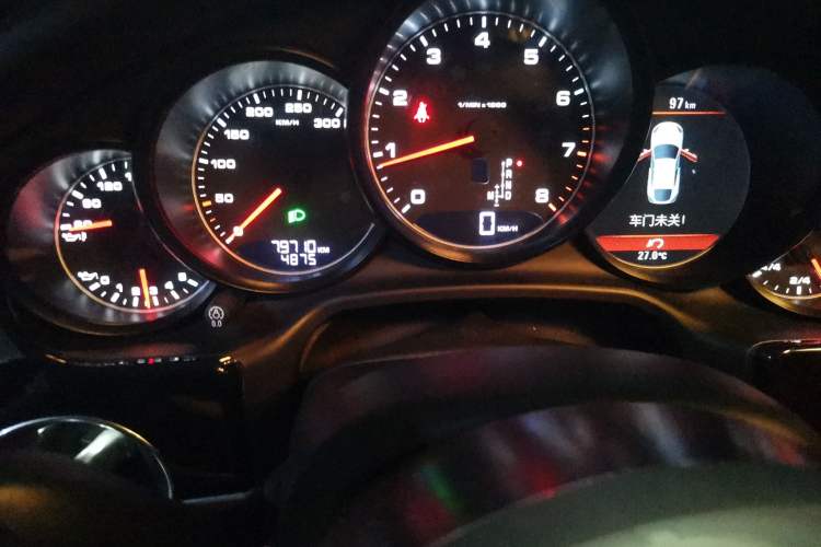 Used Porsche Panamera 2014 Panamera 4 3.0T Odometer Close Up