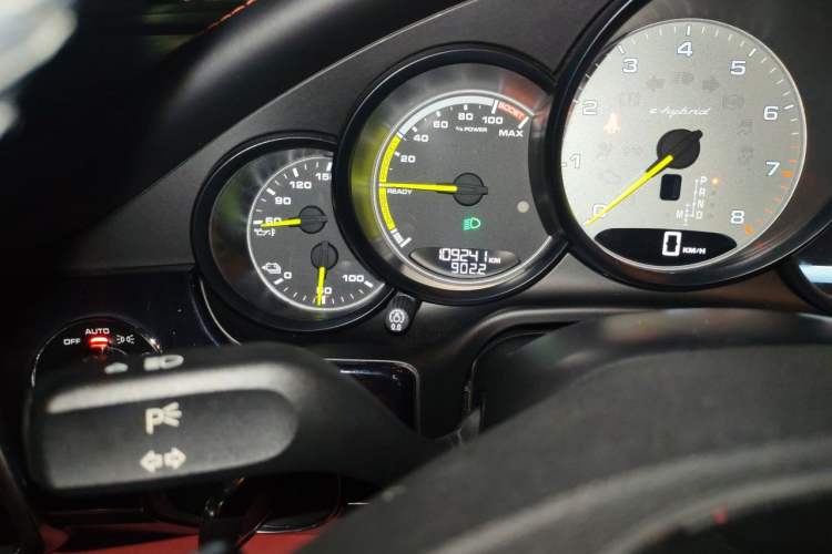 Used Porsche Panamera 2014 Panamera S E-Hybrid 3.0T Odometer Close Up