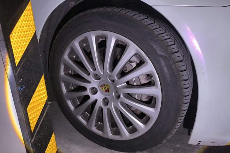 Used Porsche Panamera 2014 Panamera 3.0T Right Front Wheel Hub