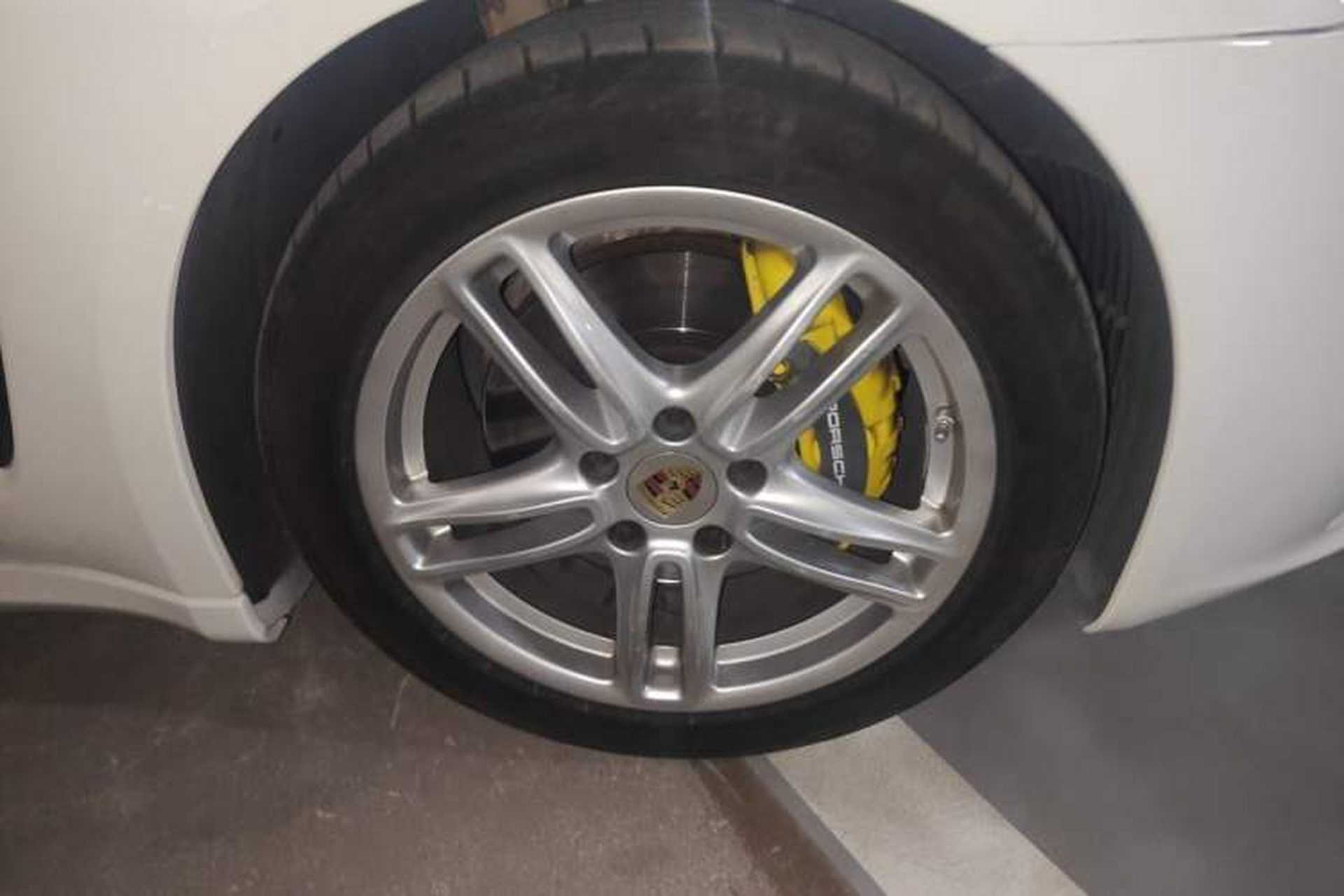 Used Porsche Panamera 2014 Panamera 3.0T Right Front Wheel Hub