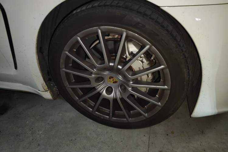Used Porsche Panamera 2014 Panamera 4S Sport Edition 3.0T Right Front Wheel Hub