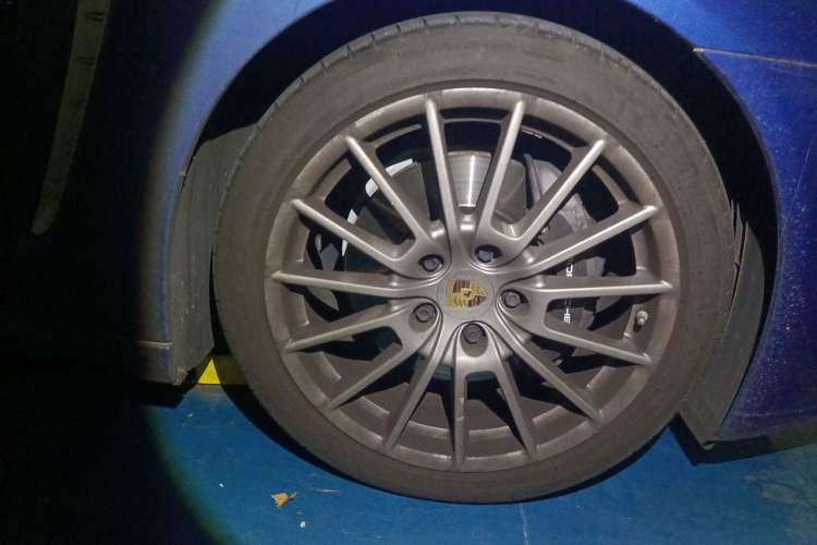 Used Porsche Panamera 2016 Panamera Executive Edition 3.0T Right Front Wheel Hub