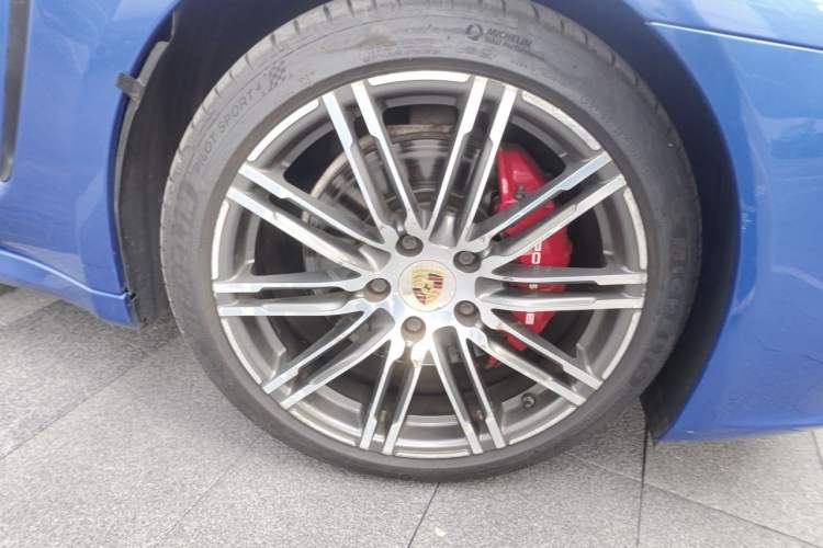 Used Porsche Panamera 2016 Panamera 4 Edition 3.0T Right Front Wheel Hub