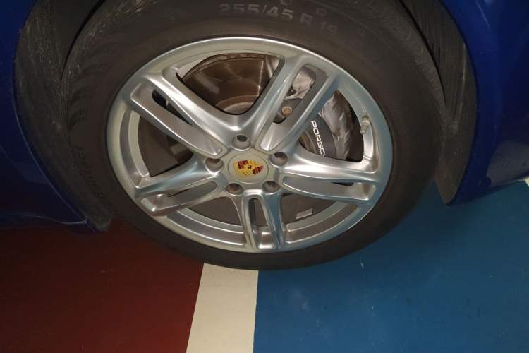 Used Porsche Panamera 2016 Panamera Edition 3.0T Right Front Wheel Hub