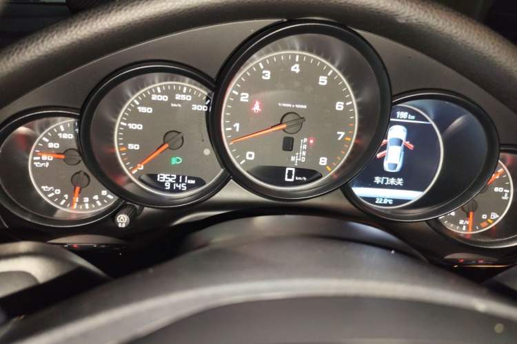 Used Porsche Panamera 2016 Panamera 4 Edition 3.0T Odometer Close Up