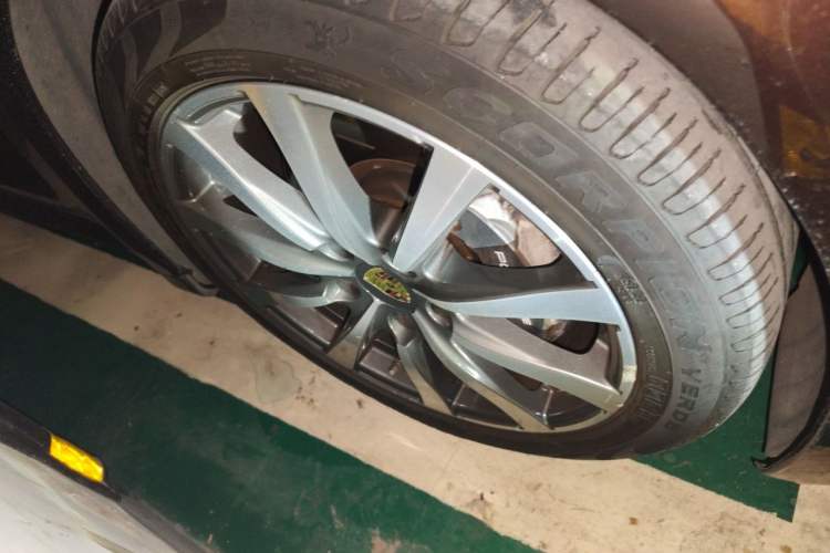 Used Porsche Panamera 2016 Panamera 4 Edition 3.0T Right Front Wheel Hub