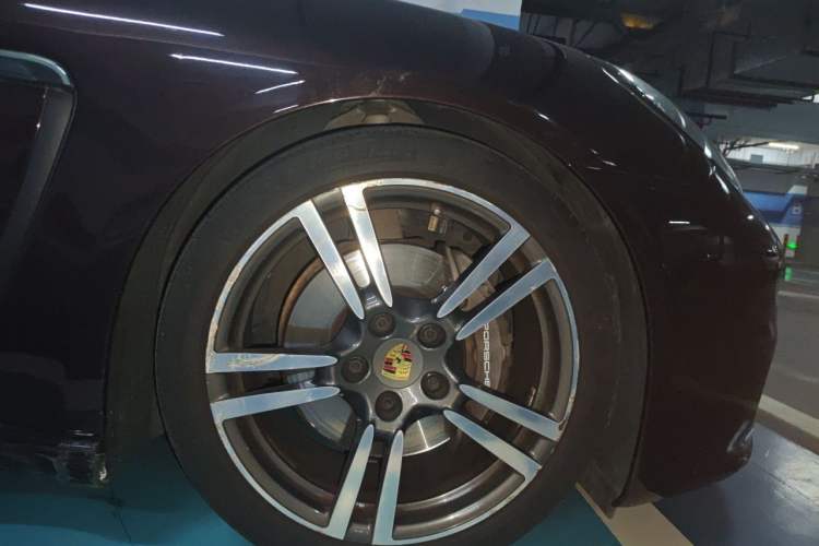 Used Porsche Panamera 2016 Panamera Executive Edition 3.0T Right Front Wheel Hub