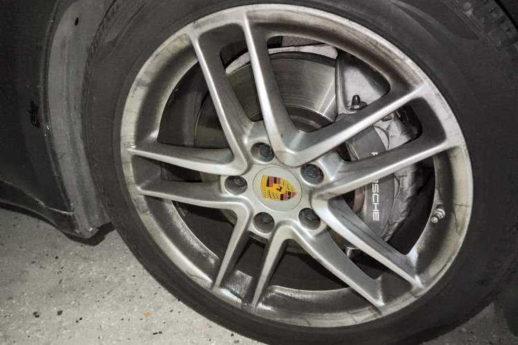 Used Porsche Panamera 2016 Panamera Executive Edition 3.0T Right Front Wheel Hub