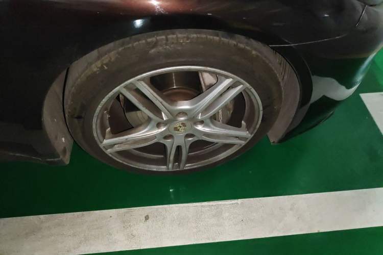 Used Porsche Panamera 2016 Panamera Executive Edition 3.0T Right Front Wheel Hub