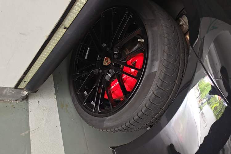 Used Porsche Panamera 2016 Panamera 4 Executive Edition 3.0T Right Front Wheel Hub