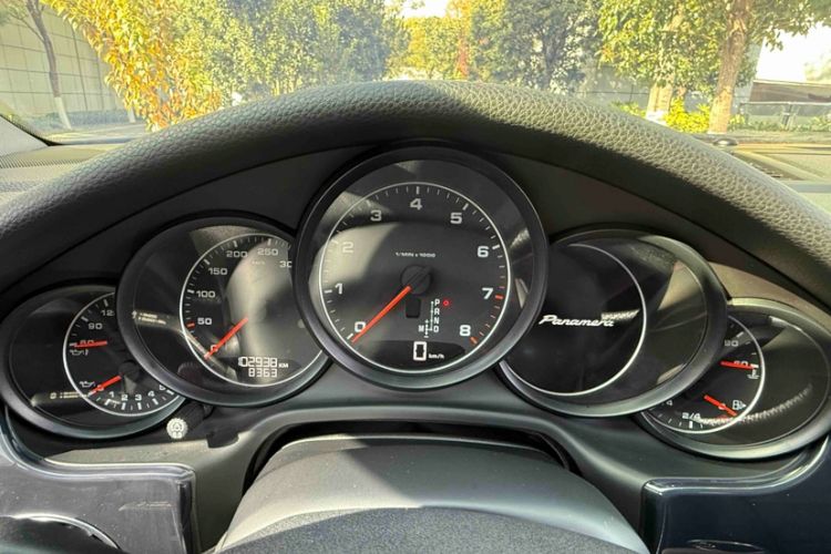 Used Porsche Panamera 2016 Panamera Edition 3.0T Odometer Close Up