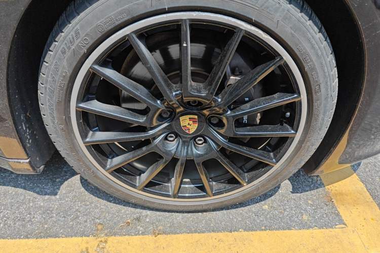 Used Porsche Panamera 2016 Panamera 4 Edition 3.0T Right Front Wheel Hub