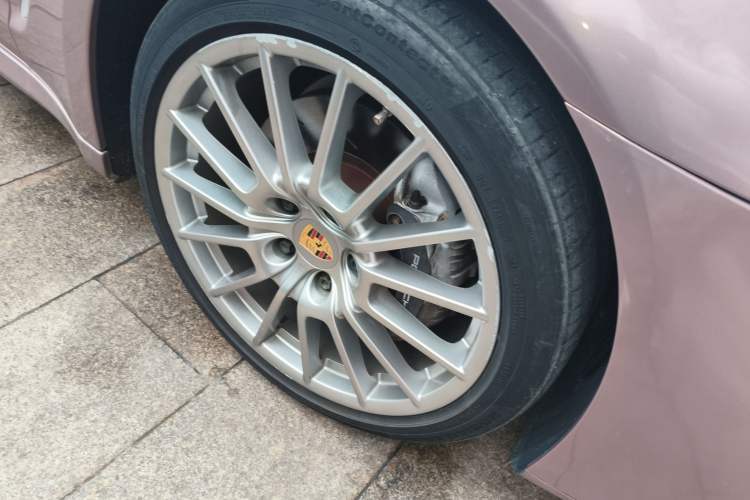 Used Porsche Panamera 2016 Panamera 4 Executive Edition 3.0T Right Front Wheel Hub