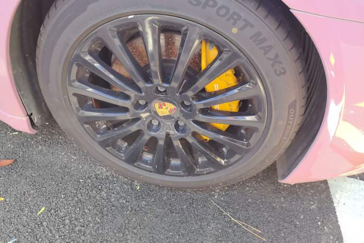 Used Porsche Panamera 2016 Panamera Executive Edition 3.0T Right Front Wheel Hub