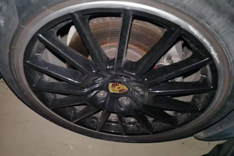 Used Porsche Panamera 2016 Panamera 4 Edition 3.0T Right Front Wheel Hub